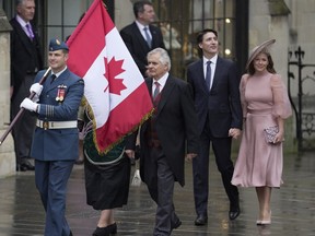 Le premier ministre canadien Justin Trudeau et Sophie Trudeau arrivent à l'abbaye de Westminster avant la cérémonie de couronnement du roi de Grande-Bretagne Charles III à Londres le samedi 6 mai 2023.