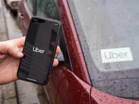 L'application Uber est visible sur un iPhone près du véhicule d'un conducteur après le lancement du service par l'entreprise, à Vancouver, le vendredi 24 janvier 2020.