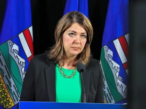 La dirigeante de l'UCP, Danielle Smith, lors d'une conférence de presse à Calgary, le 11 mai 2023.
