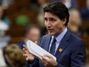 Le premier ministre du Canada, Justin Trudeau, prend la parole lors de la période des questions à la Chambre des communes sur la Colline du Parlement à Ottawa, Ontario, Canada, le 26 avril 2023.