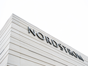 Nordstrom ferme tous ses magasins au Canada et licencie 2 500 employés.  Le Canada représentait moins de trois pour cent des ventes de Nordstrom, selon Bloomberg News.