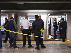 Des policiers new-yorkais interviennent sur les lieux où une bagarre a été signalée dans une rame de métro, lundi 1er mai 2023, à New York.
