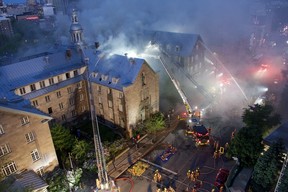 Les pompiers combattent un incendie majeur à l'ancien Monastère du Bon Pasteur à Montréal le 25 mai 2023.