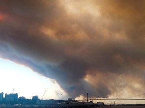 De la fumée s'élève d'un incendie de forêt, à Halifax, N.-É., le 28 mai 2023, dans cette image fixe obtenue à partir d'une vidéo sur les réseaux sociaux.