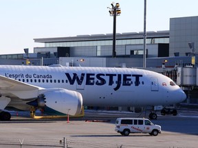 Un Boeing 787 de WestJet attend les passagers à l'aéroport international de Calgary le 26 novembre 2020.