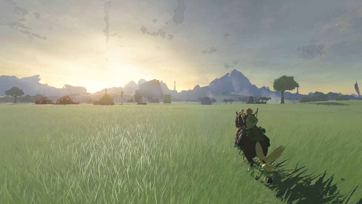 Link monte à cheval à travers une plaine verte ouverte vers les montagnes dans The Legend of Zelda: Tears of the Kingdom