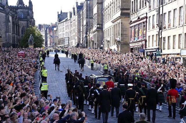 La procession du cercueil de la reine Elizabeth II à Édimbourg
