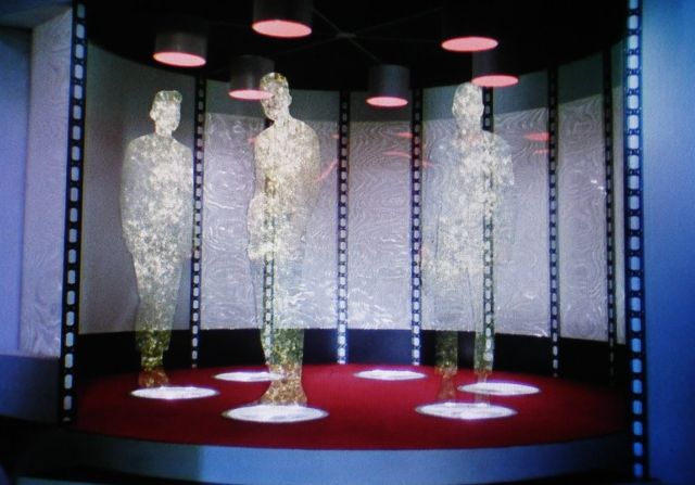 Kirk, Spock et McCoy se téléportent. 