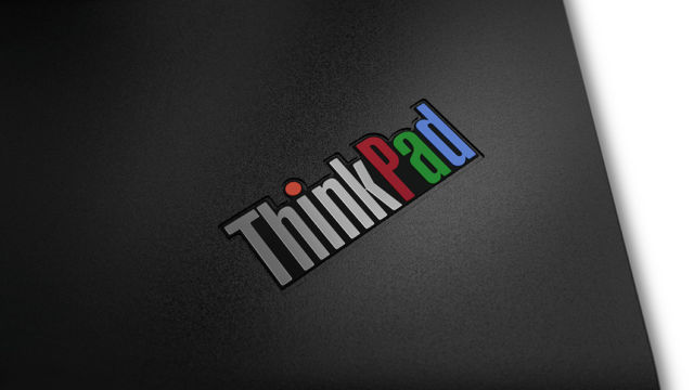 Les anciens IBM ThinkPads utilisaient un logo IBM rouge-vert-bleu pour les modèles avec écrans couleur.  Au fur et à mesure que les modèles monochromes ont été supprimés, cela signifiait qu'ils avaient tous le logo multicolore.  Lenovo ne peut pas gifler un logo IBM sur le ThinkPad du 25e anniversaire, il a donc proposé cette version du logo ThinkPad à la place.