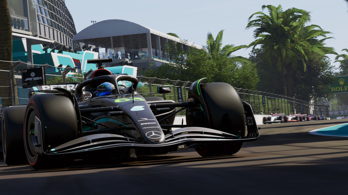 Mercedes prend un virage devant le peloton en F1 23 sur le nouveau circuit de Miami
