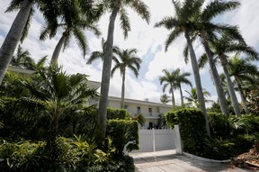 Sur cette photo d'archive, une résidence du financier Jeffrey Epstein est montrée à Palm Beach, en Floride, le 14 mars 2019.
