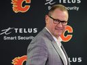 Le directeur général des Flames de Calgary, Brad Treliving, sourit après avoir parlé aux médias au Scotiabank Saddledome le jour de la date limite des échanges dans la LNH, le lundi 21 mars 2022.  