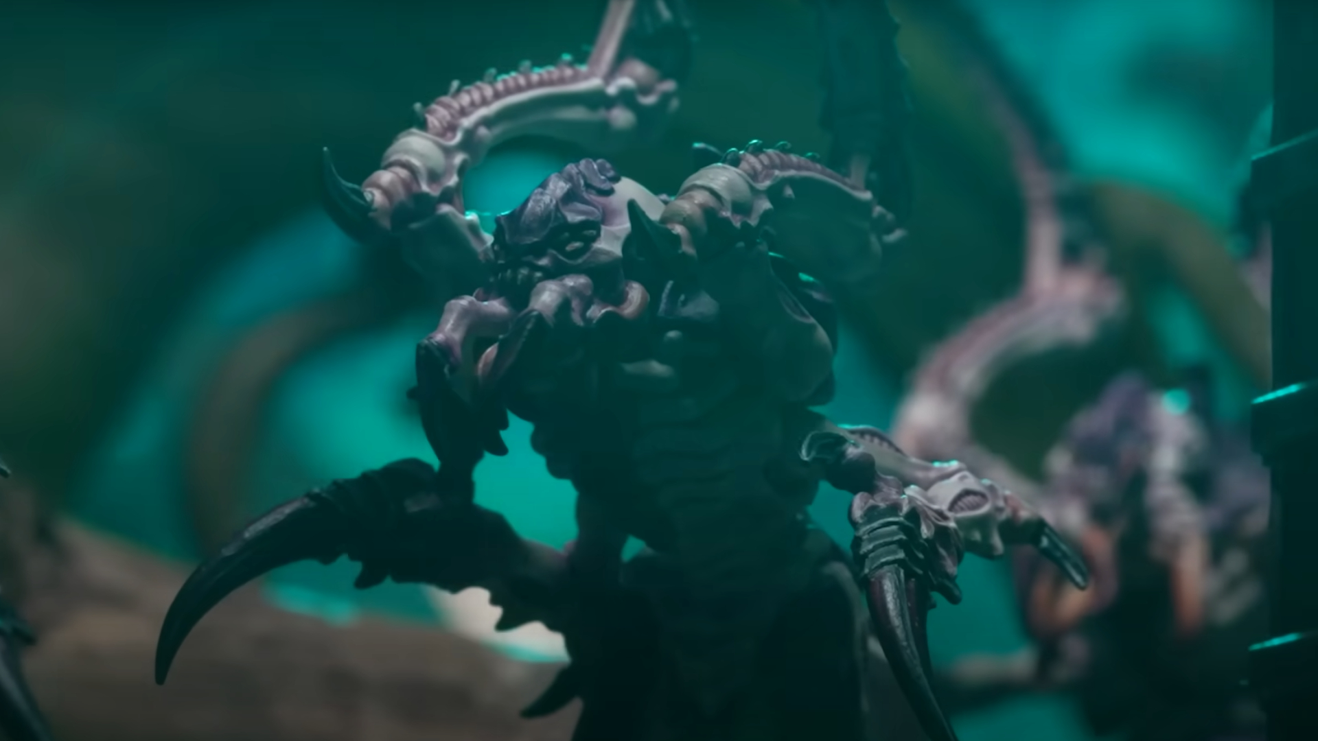 Un modèle Leaper de Von Ryan dans l'obscurité, du coffret Warhammer 40,000 Leviathan