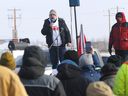Artur Pawlowski s'adresse aux manifestants sur l'autoroute 4, au nord du poste frontière de Coutts, le 3 février 2022.