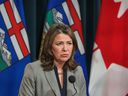 La première ministre de l'Alberta, Danielle Smith, prend la parole lors d'une conférence de presse au McDougall Centre à Calgary le lundi 3 avril 2023.