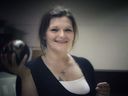 Shannon Sargent photographiée lors d'une soirée bowling pour le 14e anniversaire de sa fille Shauna.  La photo est la préférée de Shauna.  Shannon Sargent est décédée le 20 juillet 2016 au Centre de détention d'Ottawa Carleton.  Sa mort fait l'objet d'une enquête du coroner.
