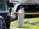 Des enquêteurs de la Police provinciale de l'Ontario sur les lieux d'un double homicide à Pembroke le 22 mai.