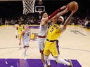 Anthony Davis # 3 des Los Angeles Lakers est gardé par Jamal Murray # 27 des Denver Nuggets.