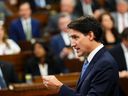 Le premier ministre Justin Trudeau a accusé Pierre Poilievre d'avoir intentionnellement refusé les briefings top secrets des responsables du renseignement juste pour marquer des points politiques.