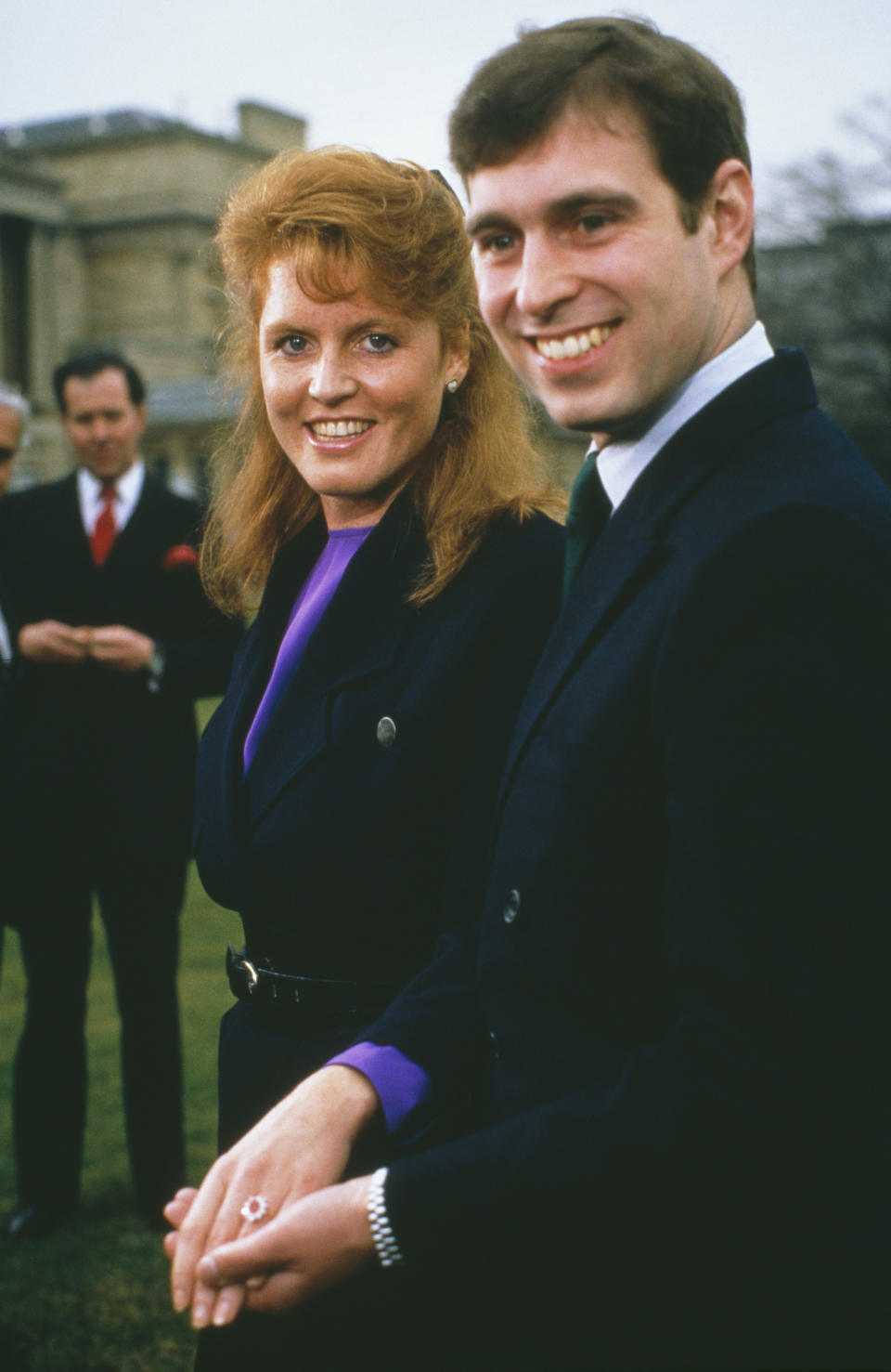 Le prince Andrew avec Sarah Ferguson au palais de Buckingham après l'annonce de leurs fiançailles, Londres, 17 mars 1986. La bague de fiançailles en or blanc et jaune de Ferguson est ornée d'un rubis de Birmanie entouré de dix diamants.  (Photo de Tim Graham Photothèque via Getty Images)