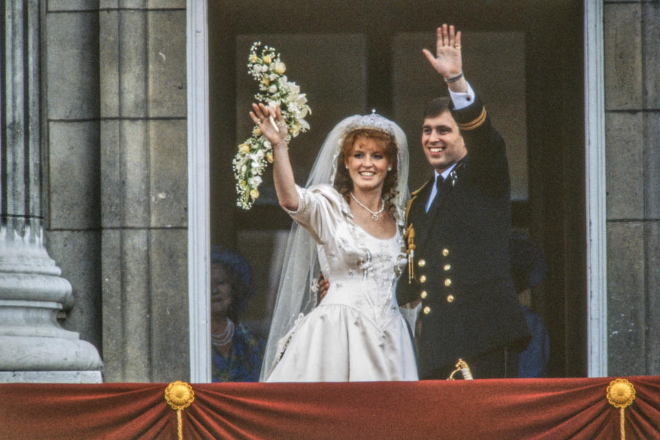 Vue du couple tout juste marié Sarah, duchesse d'York, et du prince Andrew, duc d'York, alors qu'ils saluent depuis le balcon du palais de Buckingham, Londres, Angleterre, le 23 juillet 1986. (Photo de Derek Hudson/Getty Images)