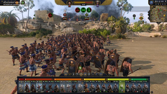 Aperçu de Total War Pharaoh - capture d'écran montrant une vue latérale de deux bancs de lanciers s'attaquant l'un à l'autre