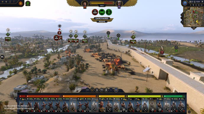 Aperçu de Total War Pharaoh - capture d'écran du siège de Mennefer avec des bâtiments en feu à l'intérieur des murs