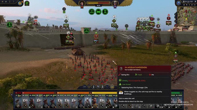 Aperçu de Total War Pharaoh - capture d'écran du siège de Menner avec une unité de lanciers en formation de mur de lance retenant un bélier, avec des unités de chaque côté du mur utilisant des attaques à distance