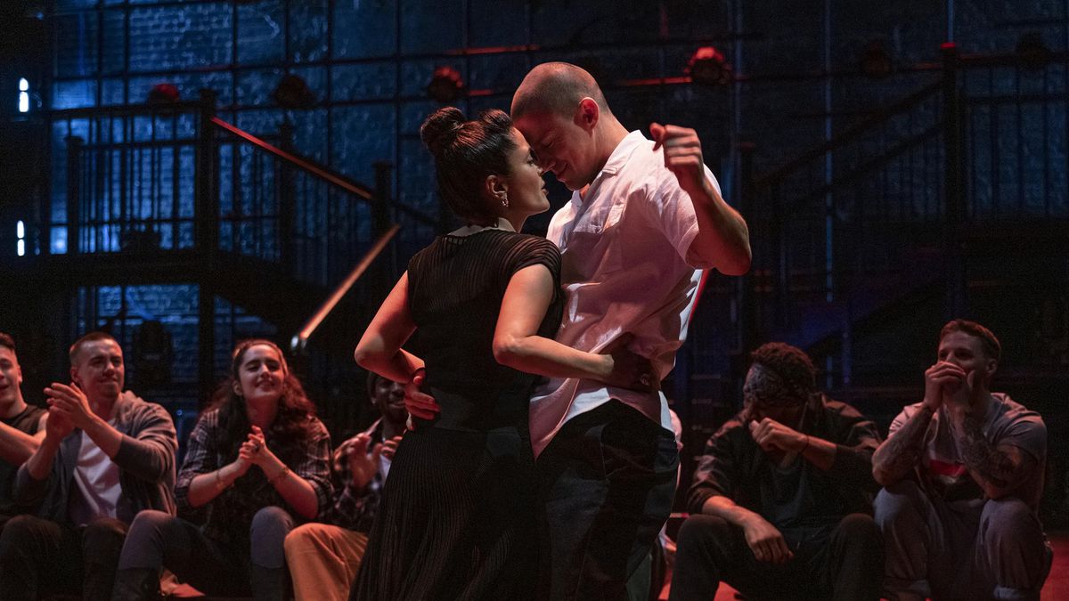 (LR) Salma Hayek Pinault et Channing Tatum dansent devant une file de personnes assises et penchées en avant dans Magic Mike's Last Dance.