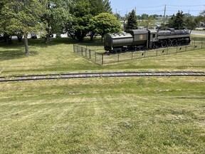 Un ensemble de voies ferrées est vu ici près de la base d'une colline au parc Centennial à Sarnia vendredi.  (Terry Bridge/Observateur de Sarnia)