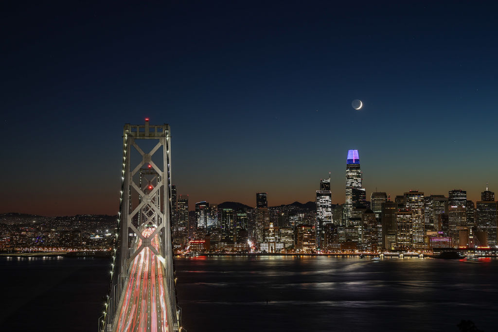 Le croissant de lune se couche derrière la Salesforce Tower après le coucher du soleil à San Francisco