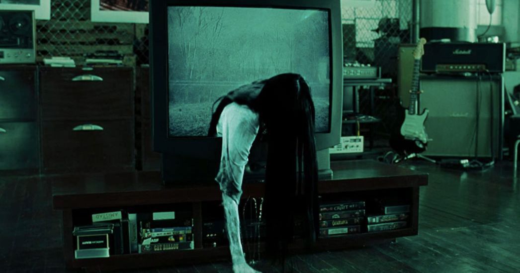 Sadako Yamamura rampant à travers un portail dans une télévision