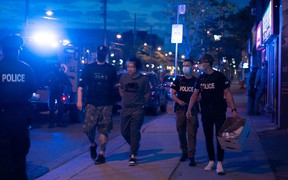 La rébellion du projet, déclenchée par la fusillade d'un homme à Schomberg en février 2023, a conduit les flics de York à exécuter des mandats de perquisition à divers endroits de Toronto entre le 18 mai et le 1er juin, où ils ont arrêté huit suspects et saisi une arme de poing, un fusil d'assaut AK-47 avec des munitions et un magasin de batterie, et des quantités non divulguées de cocaïne et de fentanyl.