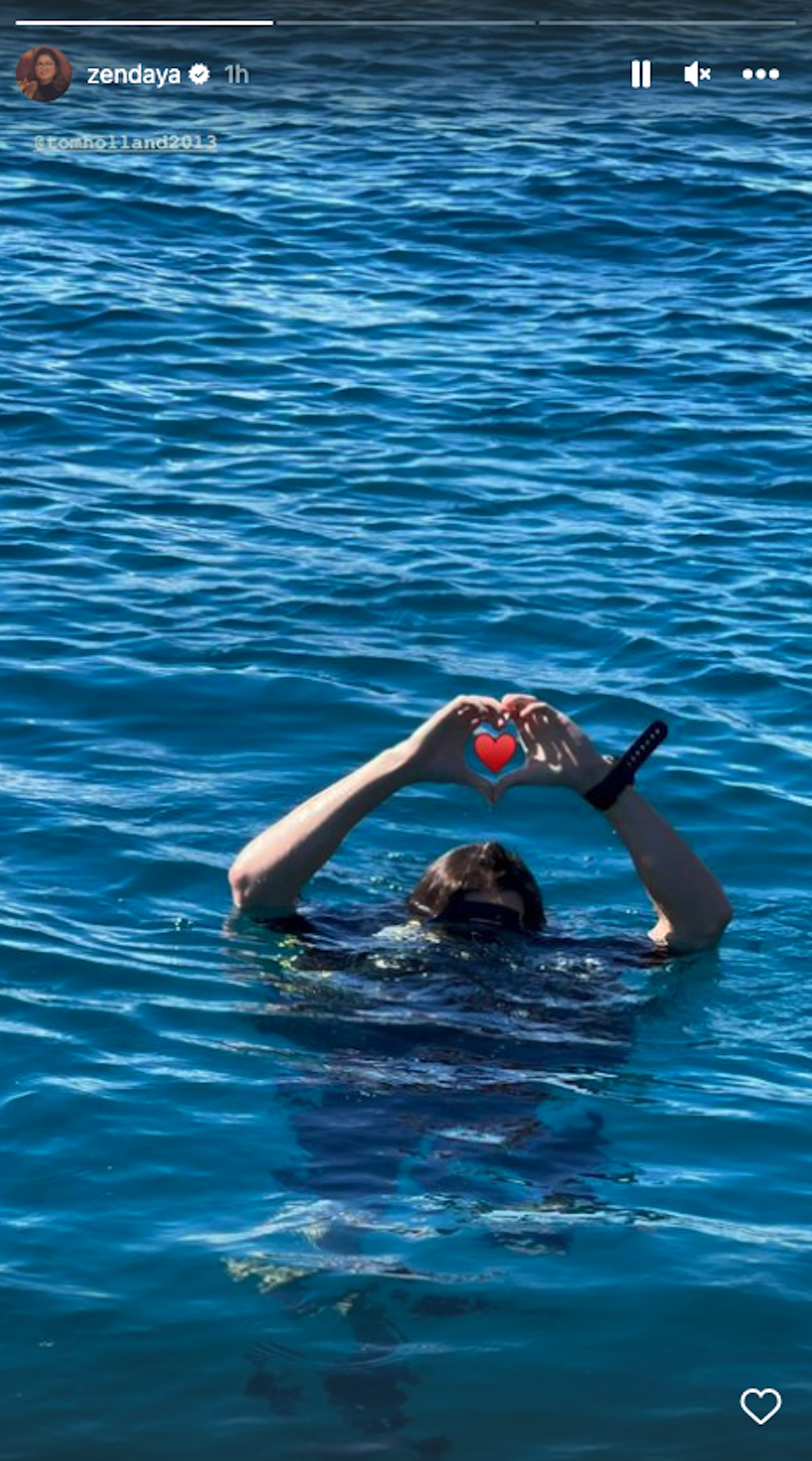 Tom Holland dans l'océan avec les mains du cœur
