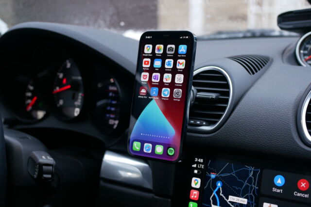 Le MagSafe Vent Mount de Belkin permet de monter votre téléphone dans votre voiture en un clin d'œil, mais malheureusement, il n'a pas de charge intégrée.