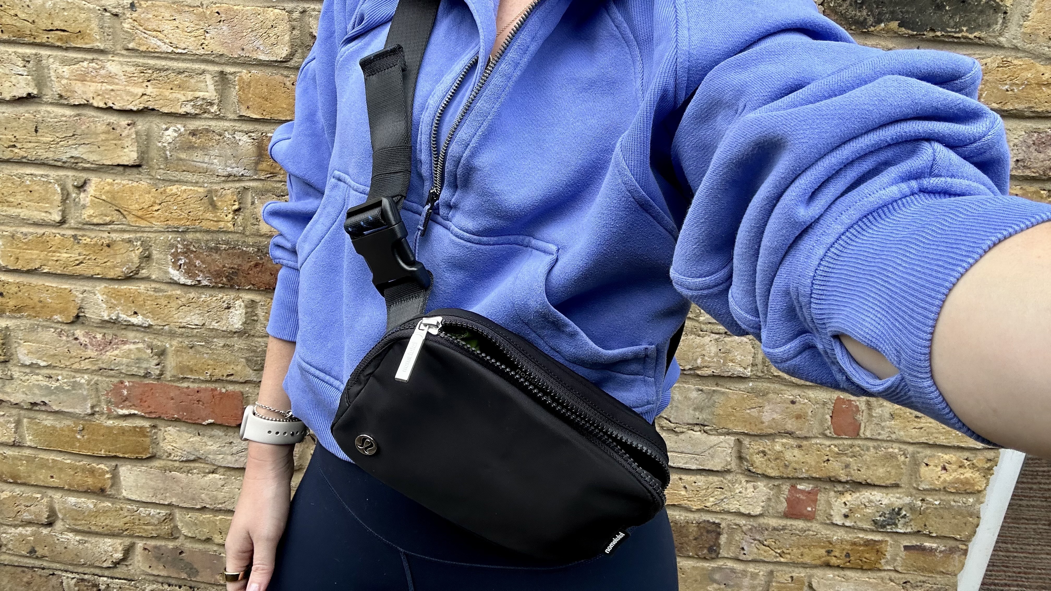 une photo d'un éditeur de fitness portant le sac ceinture lululemon partout
