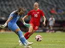 La Canadienne Janine Beckie (16 ans) fait pression sur la gardienne du Costa Rica, Daniela Solera, lors d'un match de soccer du Championnat féminin de la CONCACAF à Monterrey, au Mexique, le lundi 11 juillet 2022. 