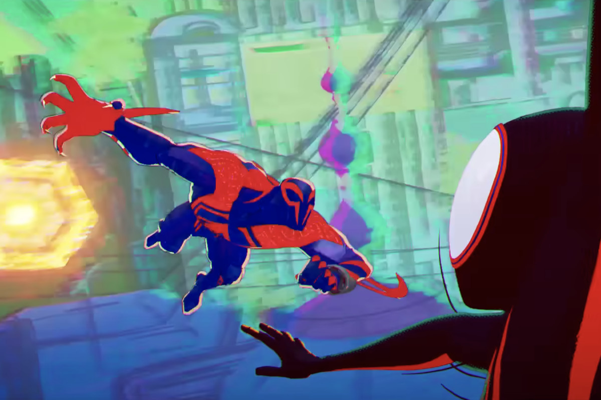 Miguel O'Hara/Spider-Man 2099 jaillit d'un portail et saute sur Miles Morales/Spider-Man dans une bande-annonce pour Across the Spider-Verse.