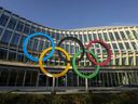 Une vue montre les anneaux olympiques devant la Maison olympique, siège du Comité International Olympique (CIO), lors de la réunion du comité exécutif du Comité International Olympique (CIO), à Lausanne, Suisse, le 28 mars 2023.  