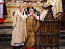 Le prince de Galles observe qu'une robe est mise sur le roi Charles III lors de sa cérémonie de couronnement à l'abbaye de Westminster, à Londres.  Date de la photo : samedi 6 mai 2023. Yui Mok/Pool via REUTERS