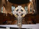 La Croix de Galles, qui sera utilisée pour diriger la procession du couronnement du roi à l'abbaye de Westminster le 6 mai, incorporera une relique de la Vraie Croix, un cadeau personnel au roi du pape François.