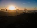Des éoliennes tournent dans le quartier de la Serra de Rubio en Catalogne, en Espagne.