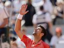Le Serbe Novak Djokovic célèbre après avoir remporté le match du premier tour de l'Open de France de tennis contre l'Américain Aleksandar Kovacevic en trois sets, 6-3, 6-2, 7-6 (7), au stade Roland Garros à Paris, lundi , 29 mai 2023.