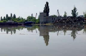 Cette vue générale montre une zone partiellement inondée de Kherson le 6 juin 2023, à la suite de dommages subis au barrage hydroélectrique de Kakhovka.  (Photo de SERGIY DOLLAR/AFP via Getty Images)