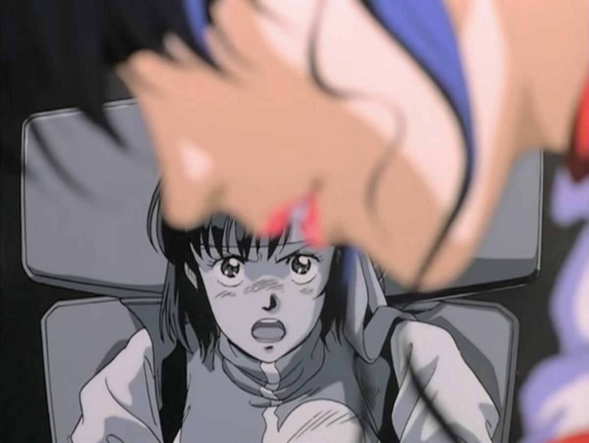 Noriko en arrière-plan en noir et blanc regardant Kazumi, floue et pleurant au premier plan, et criant dans une photo de Gunbuster
