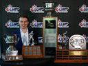 Le centre des Pats de Regina Connor Bedard pose pour des photos avec les trophées qu'il a reçus lors de la cérémonie de remise des prix de la Ligue canadienne de hockey à Kamloops, en Colombie-Britannique, samedi.