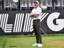 Le PDG de LIV golf, Greg Norman, regarde depuis le premier té lors du premier tour d'un tournoi de golf LIV au Trump National Golf.