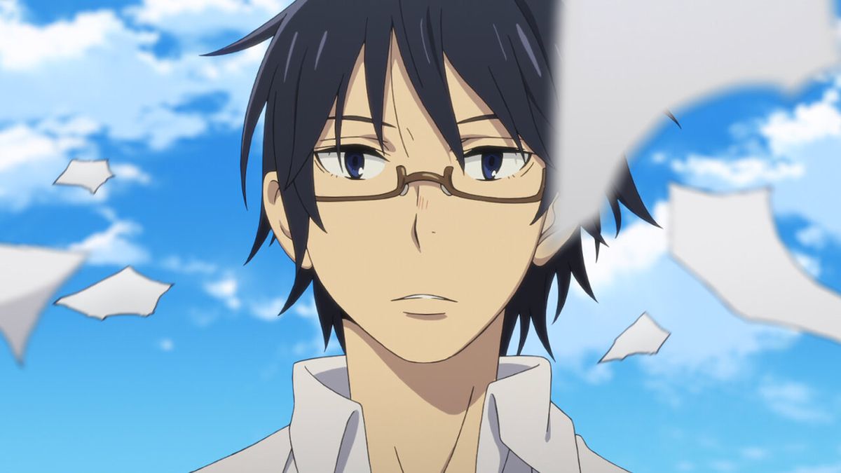 Un personnage d'anime aux cheveux noirs (Satoru Fujinuma) avec des lunettes regarde fixement des lambeaux de papier dans Erased.