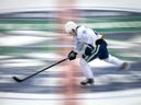 Nils Hoglander, de Suède, des Canucks de Vancouver, patine lors du camp d'entraînement de l'équipe de hockey de la LNH à Abbotsford, en Colombie-Britannique, le jeudi 23 septembre 2021.