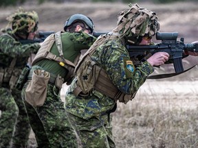 Soldats canadiens stationnés en Lettonie.